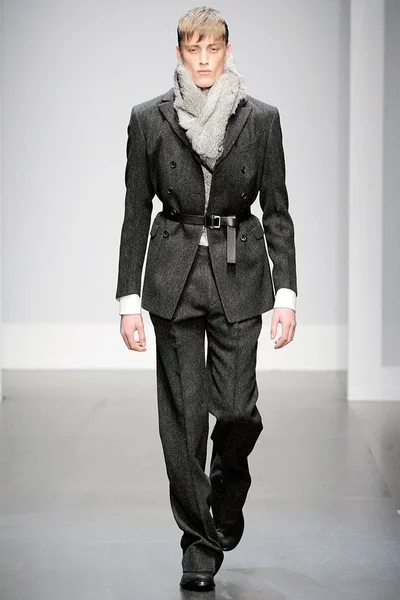 Look 16